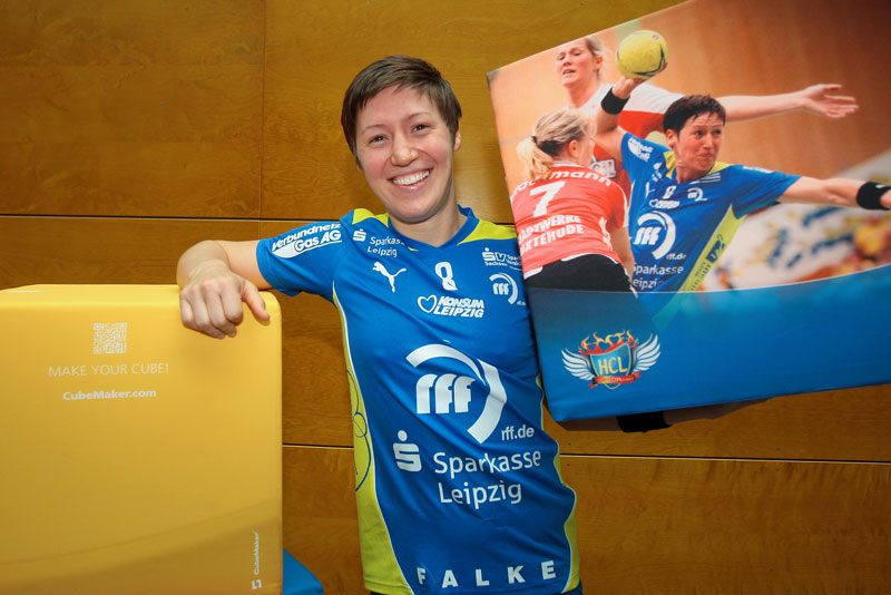 HCL Spielerin Anne Müller lehnt an Sitzwürfel von Cubemaker