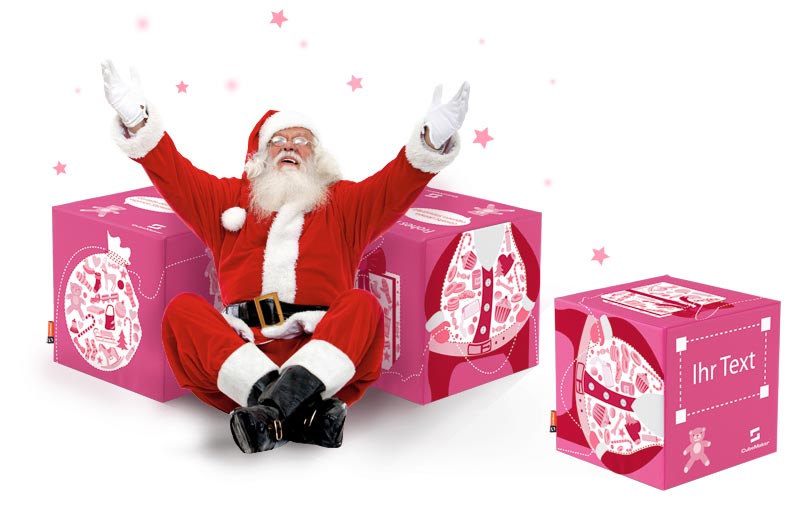 Der Weihnachtsmann freut sich über die individuelle Gestaltung der durchleuchteten Weihnachtsmotive auf den Sitzwürfeln von CubeMaker.